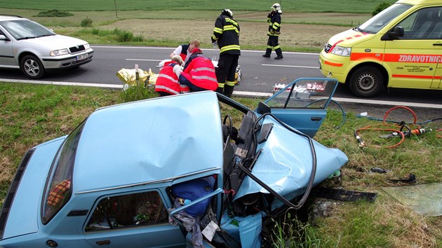 Řidič u Štěpánovic sjel ze silnice a narazil do betonového mostku. Těžce zraněného muže přepravili záchranáři do nemocnice vrtulníkem. 