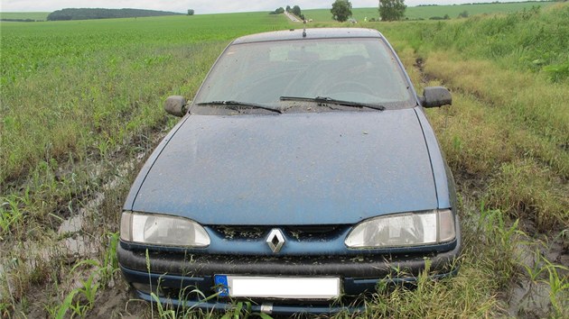 Renault, kter u nebyl zpsobil k provozu, sice skonil v poli, ale idi zhy ukzal, e pojzdn stle je.