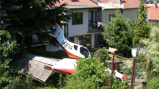 Letadlo dopadlo na zahradu rodinnho domu v Uherskm Hraditi.
