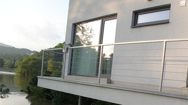 D�m je na ocelových sloupech vykonzolovaný nad pozemkem.