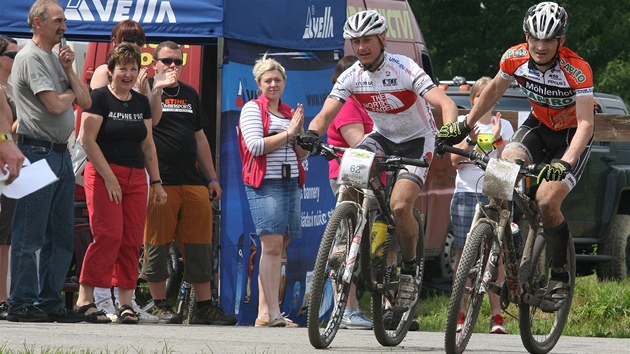 Takhle dojížděli do cíle extrémního cyklistického závodu 24 hodin MTB Zdeněk Kříž (vlevo) a Tomáš Kozák, který se stal výkonem 414 kilometrů vítězem kategorie jednotlivců, a tím pádem i mistrem republiky.