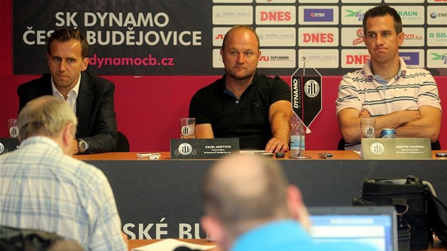 Nov trenr eskobudjovickch fotbalist Pavel Hoftych (uprosted), na tiskov konferenci ve spolenosti  generlnho manaera Karla Poborskho (vlevo) a  sportovnho manaera Martina Vozbala.