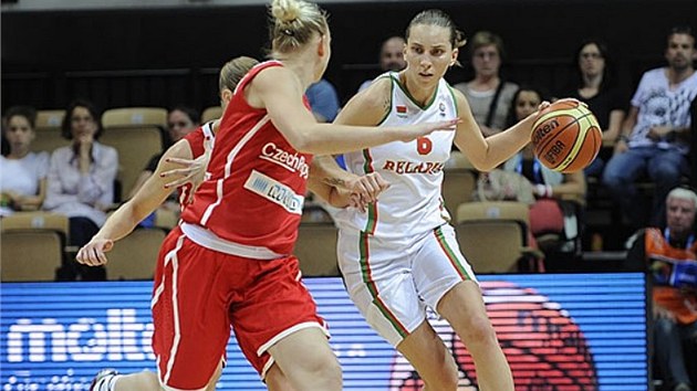 Bloruská basketbalistka Katsiaryna Snytsinová zamstnává eskou obranu.