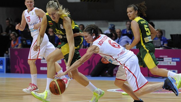 esk basketbalistka Veronika Bortelov (vpravo) v souboji s Litevkou Gintare Petronyteovou.