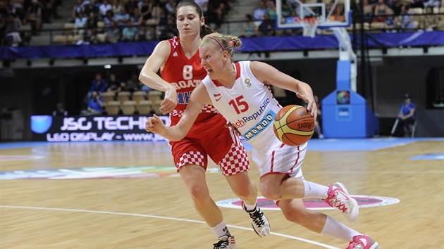 esk basketbalistka Kateina Hindrkov (vpravo) obchz Emanuelu Salopekovou z tmu Chorvatska.