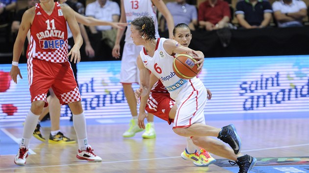 esk basketbalistka Veronika Bortelov pronik chorvatskou obranou.