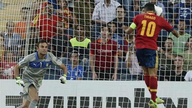 Španělský fotbalista Thiago Alcántara překonává italského gólmana Francesca Bardiho.