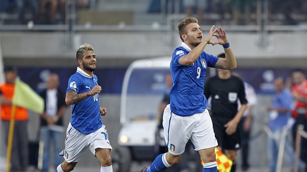 Italský fotbalista  Ciro Immobile (vpravo) se raduje z gólu ve finálovém duelu se Španělskem.