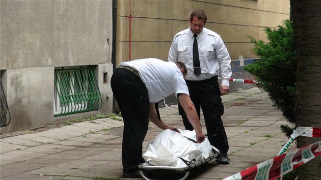 Pi vyklzen suternnch prostor domu v Biskupcov ulici v Praze byla nalezena mumifikovan mrtvola star eny.