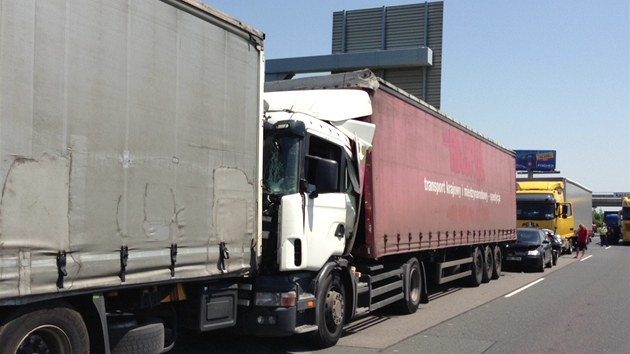 Na trboholsk radile v Praze se srazily tyi kamiony (18. ervna 2013).