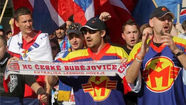 Fanoušci českobudějovických hokejistů protestují proti stěhování klubu do Hradce Králové.