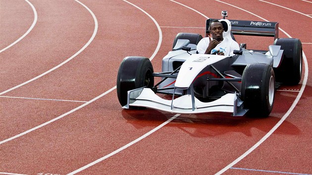FORMULE BOLT. Jamajsk sprinter Usain Bolt je znm jako milovnk rychlch voz. V Oslu si vyzkouel formulov elektromobil 