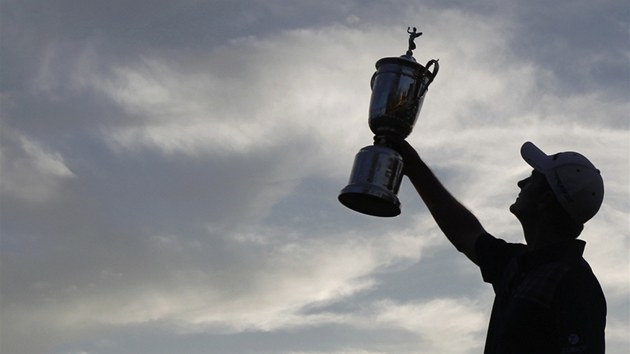 Justin Rose zvedl nad hlavu trofej pro vítze golfového US Open.