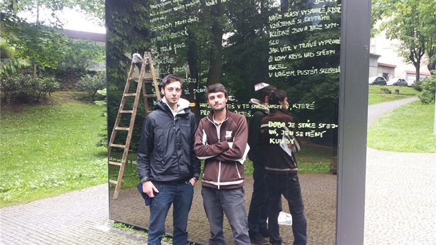 Vlevo Petr Gebrian, vedle David ermk. Oba studenti enviromentlnho designu Technick univerzity v Liberci. 