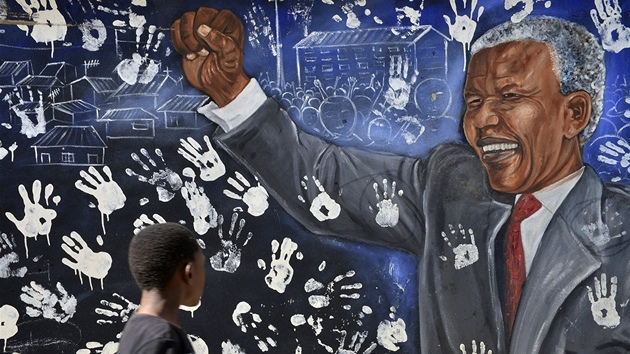 Mladík si prohlíží malbu na domě, kde krátce žil bývalý jihoafrický prezident Nelson Mandela. 