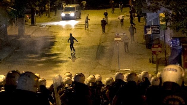 Turecká police v pondlí veer zakroila proti demonstrantm v hlavním mst