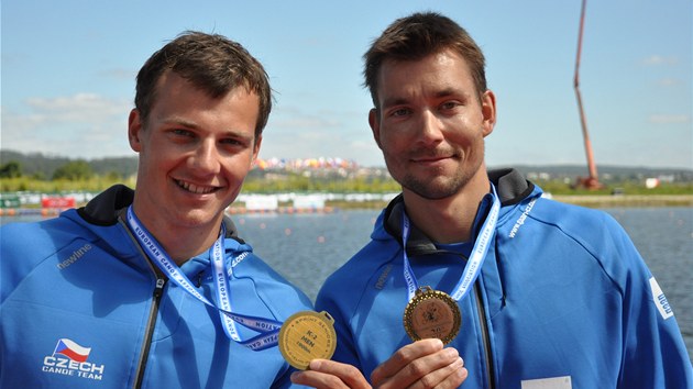 Daniel Havel a Jan trba (vpravo) pzuj s bronzovmi medailemi za tet msto na olympijsk trati na mistrovstv Evropy v rychlostn kanoistice v portugalskm Montemor-o-Velho.