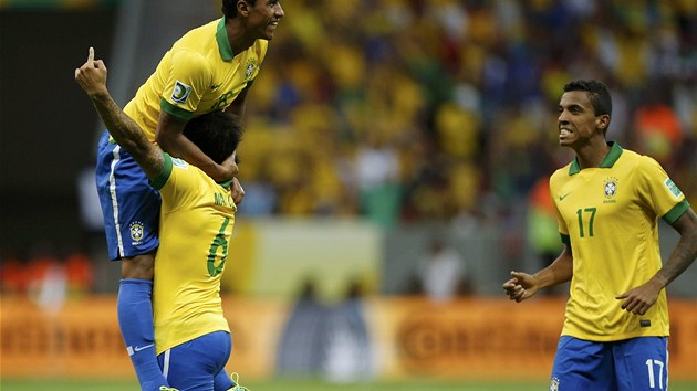 TENHLE ZPAS VYHRAJEME. Brazilec Paulinho (nahoe) se raduje z glu proti Japonsku.