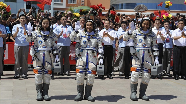 Trojice nskch kosmonaut ped letem lod en-ou-10 (Zleva Wang Ja-pching, ang Siao-kuang a Nie Chaj-eng)