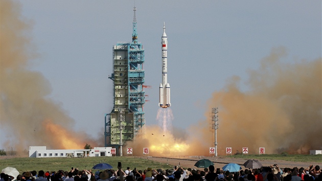 Start rakety Čchang Čeng s lodí Šen-čou-10 