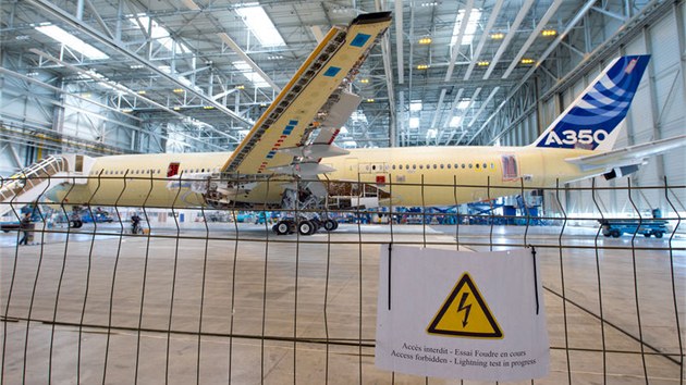 Tovární hala s letadlem Airbus A350