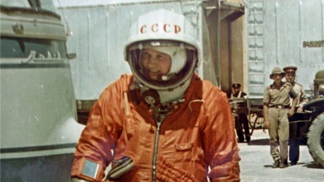 Těreškovová před nástupem do kosmické lodi 16. 6. 1963