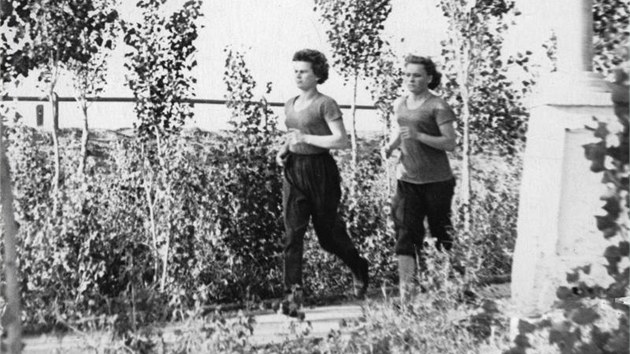 Na unikátním snímku zachytil jeden ze zaměstnanců přes plot v blízkosti ubytovny kosmonautů v Leninsku 2 nebo 3 dny před startem Těreškovovou (vlevo) a Jorkinovou při ranním kondičním běhu 