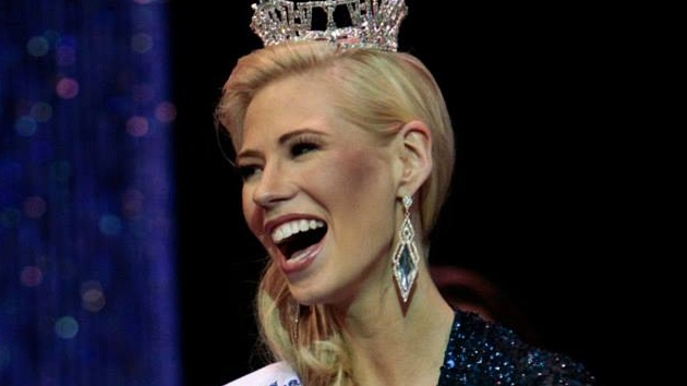 Jednoruk Nicole Kelly se stala Miss Iowa 2013.