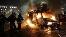Hasii zasahují u hoícího auta v Sao Paulu (19.6. 2013)