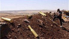 Písluník Asadových jednotek obhlíí terén jin od Aleppa (17. ervna 2013)