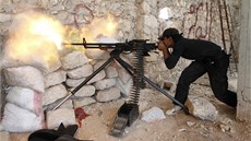 Syrský povstalec v bojích o msto Aleppo (17. ervna 2013)