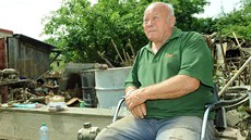 Václav Matou�ek z K�e�ic si pochvaluje, �e mu pomocníci vynosili zaplavené v�ci