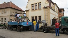 Po povodni dobrovolníci z camphillu v eských Kopistech pomohli odvézt deset