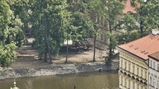 Panoramatický snímek Prahy nabízí i detailní pohled na Karlův most