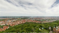 Panoramatický snímek Prahy nabízí i detailní pohled na Karlův most