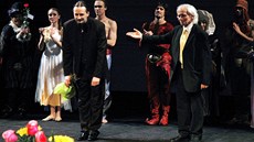 Kryštof marek se klaní publiku při premiéře multimediálního projektu Legendy