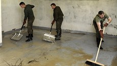 Na St�ekovském náb�e�í v Ústí nad Labem lidé vyklízejí a odvá�ejí zatopené v�ci