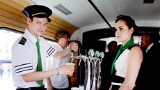 O víkendu zaila v Brn svj kest unikátní pivní tramvaj. Hostesky v ní nosí...