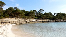 Pláže na jižním pobřeží kolem Son Saury a Galdany mají průzračnou vodu a jsou