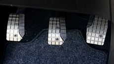 Spojka, brzda, plyn. Ti klasické pedály v automobilu s manuální pevodovkou.