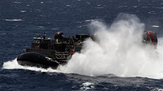 Vyloďovací člun americké námořní pěchoty na vojenském cvičení Eager Lion v...