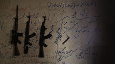 Ze v jednom z dom syrských povstalc v Aleppu, kde visí ti zbran a na zdi