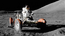 Rover měl hmotnost 210 kg. Na Měsíci mohl pracovat se zhruba půltunový...