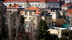 Vila miliardáe Jiího mejce v ulici Na Vininích horách v Praze 6, v pozadí