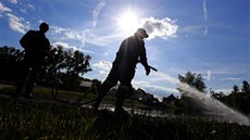 S úklidem následk� povodn� v K�e�icích na Litom��icku pomáhají hasi�i z celé