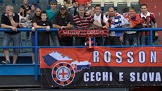 �lenové �esko-slovenského fanklubu AC Milán se svou vlajkou v ochozech