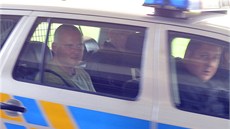 Policie odváí Romana Boka, jednoho z obvinných v kauze Nagyová (15. ervna