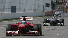 NESTAČÍ. Lewis Hamilton s vozem Mercedes za Fernandem Alonsem na Ferrari.