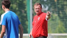 Plzenský kou Pavel Vrba (vpravo) udílí pokyny na úvodním tréninku v letní...
