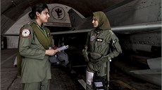 U jednotky slouí i tyiadvacetiletá letecká inenýrka Anam Hassanová (vlevo).